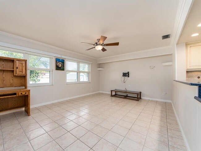 Building Photo - 2395 6th Ave SW