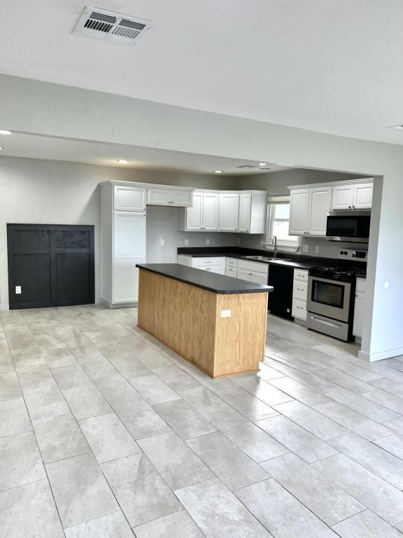 Building Photo - 3007 E Corona St