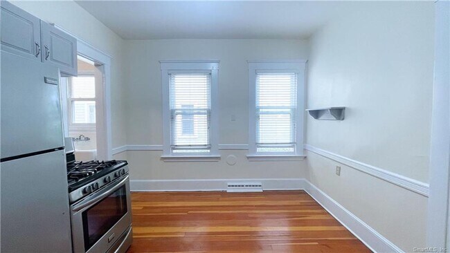 Building Photo - 134 Mansfield St