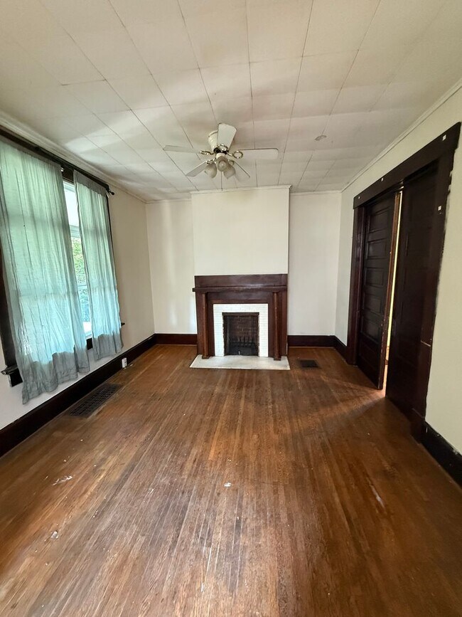 Building Photo - 3 bedroom 1 bath single family home with yard.