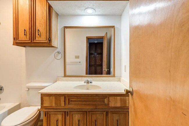 Building Photo - Great Location Two-bedroom Apartment Just South of the Loop