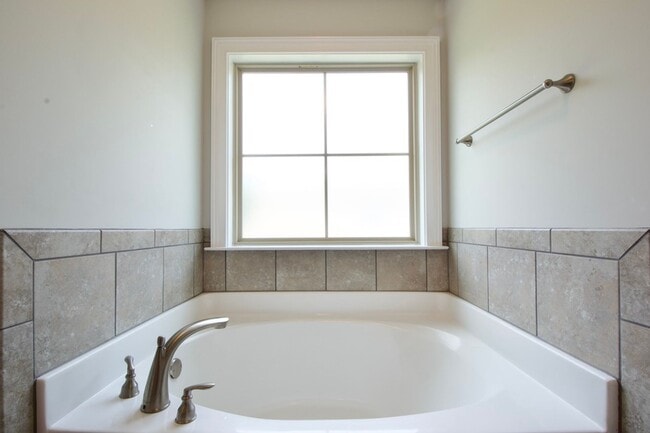 Building Photo - Immaculate 3BR/2BA Home in The Estates – P...
