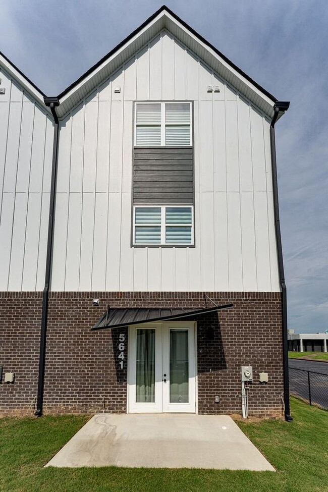 Building Photo - 5641 Sofias Cir