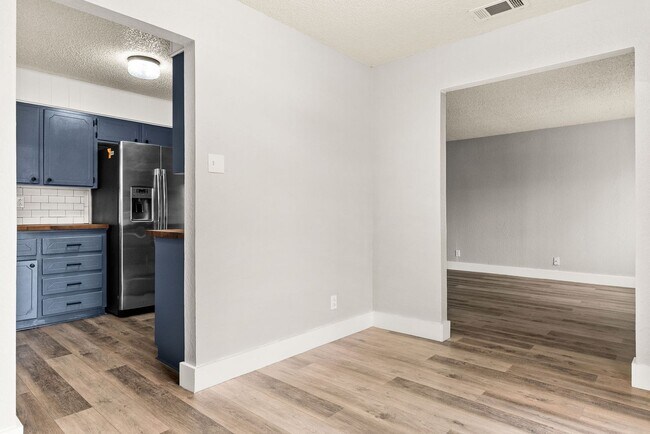 Building Photo - 2606 Lake Rd