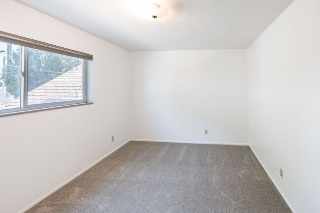Building Photo - 716 Saturn Ave