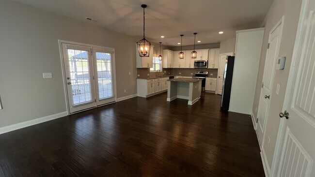 Building Photo - 550 Hampstead Pl