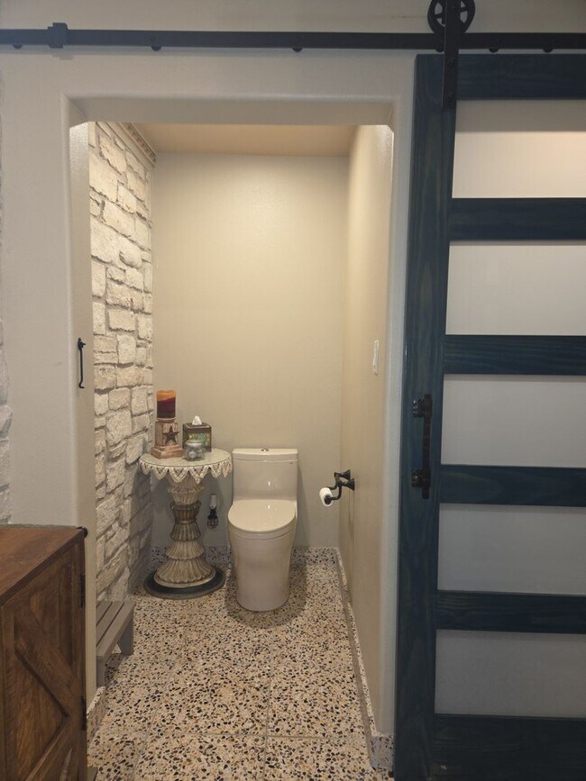 Building Photo - Custom built condo! Country Living! Offered unfurnished OR furnished!