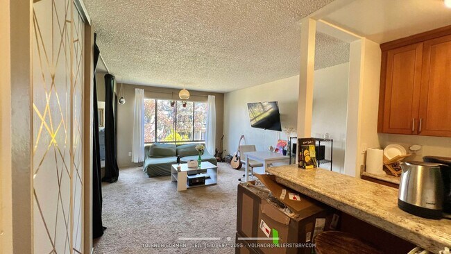 Building Photo - Lovely Top Floor Studio at Watergate Community - Partially Furnished