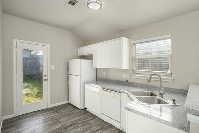 Building Photo - Great Location!