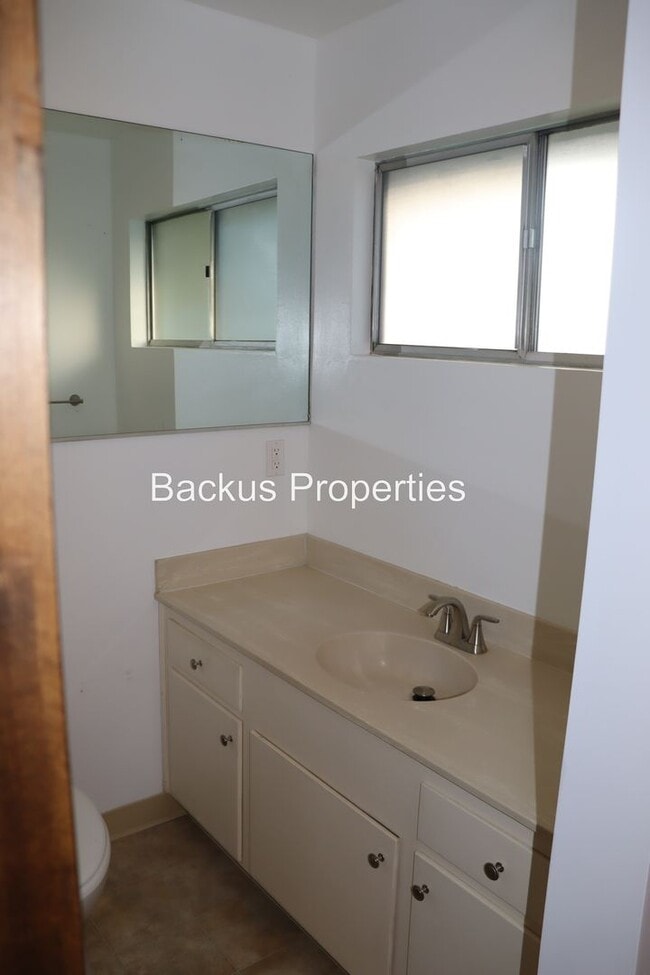 Building Photo - 738 Carmelita Dr