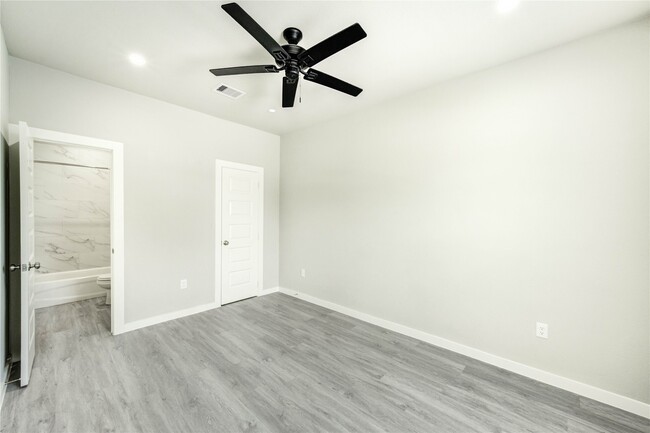 Building Photo - 8157 Tate St