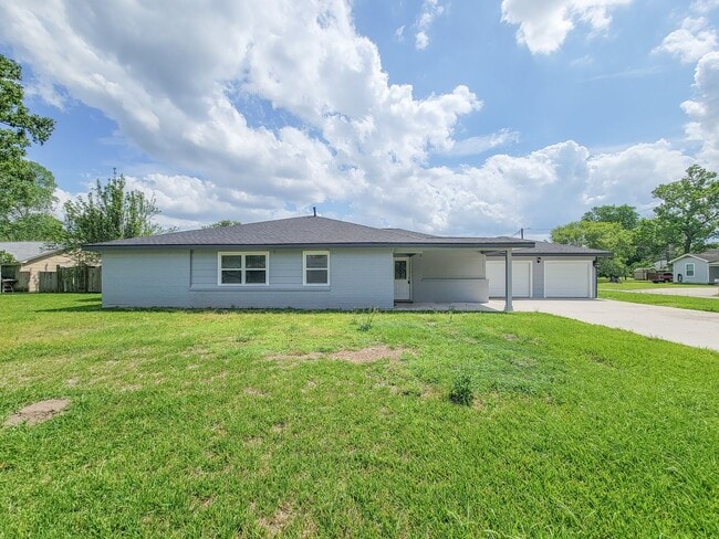 Building Photo - This fully renovated 3-bedroom, 2-bath home features a modern kitchen, large master suite with a ...