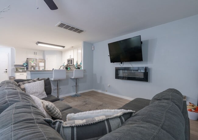 Building Photo - MOVE IN READY 3 Bedroom in the Heart of No...