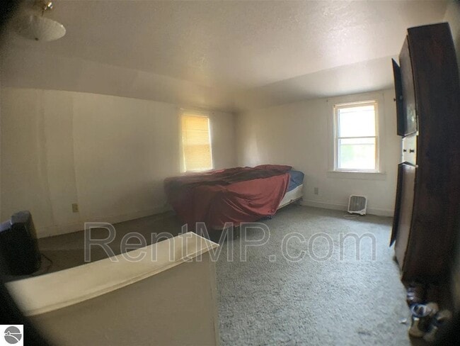 Building Photo - 1024 E Chippewa St