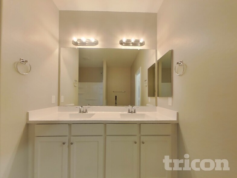 Building Photo - 15831 W Port Royale Ln