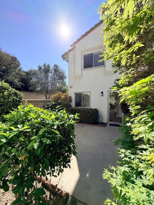 Building Photo - Beautiful End-Unit Townhome 2 bedroom and 1.5 bath