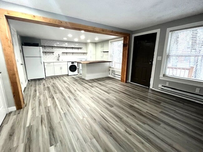 Building Photo - Long Term Rental- Creekside Condominiums #20C - UNFURNISHED