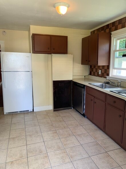 Kitchen, fridge - 73 Careswell St