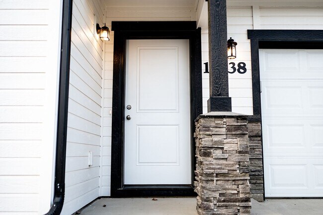 Building Photo - 4 bed 2 bath with bonus room