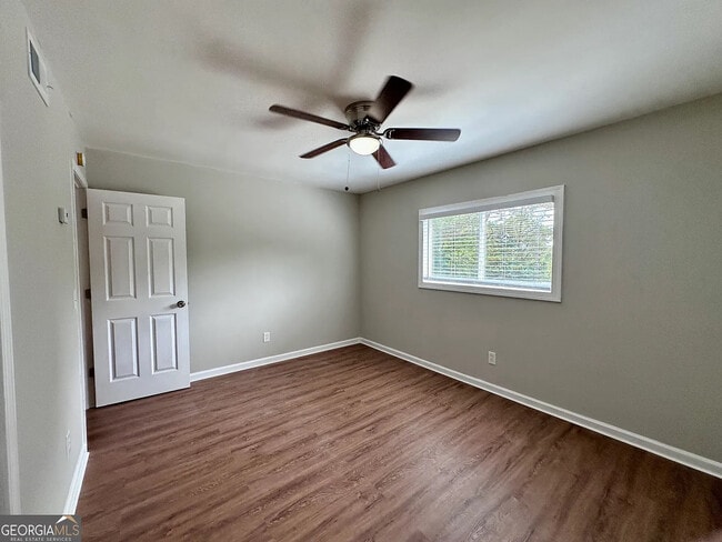 Building Photo - Room in Apartment on Gresham Park Dr