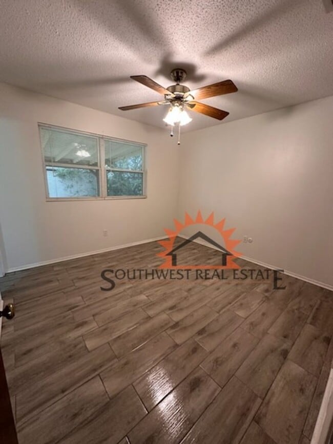 Building Photo - Charming 3 bedroom home.
