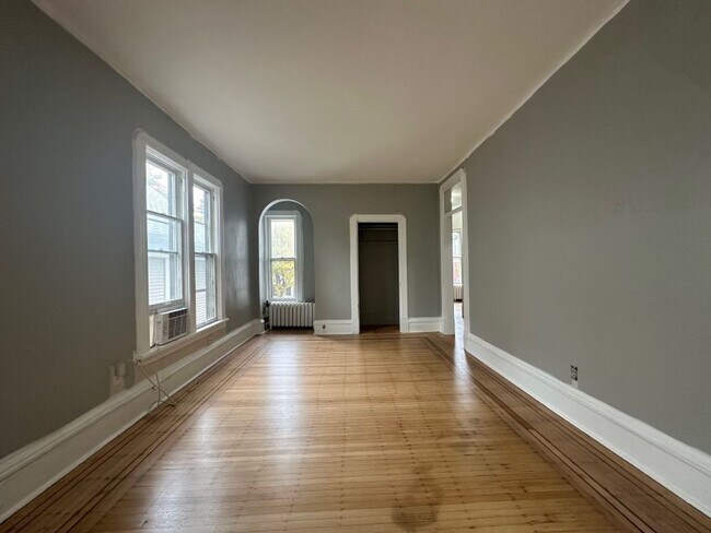 Building Photo - Beautiful 4 bedroom duplex!