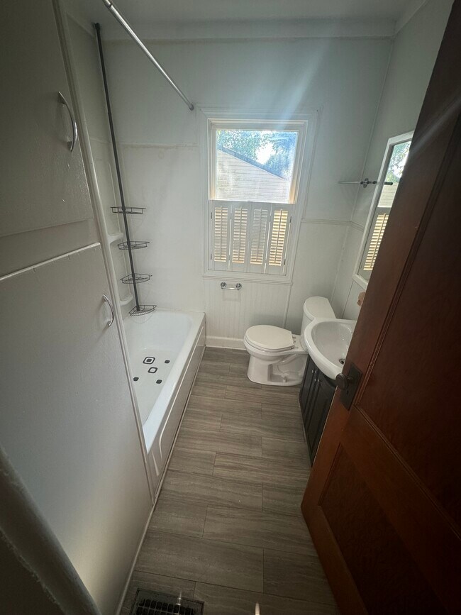 Building Photo - 912 Oak Grove Ave