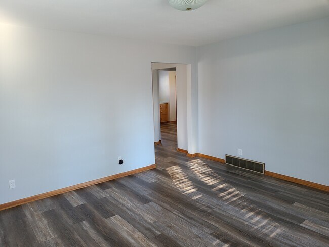 Building Photo - 707 Brackett St
