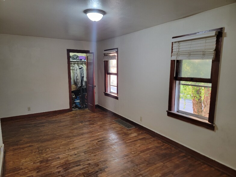 Building Photo - 1019 E 8th St