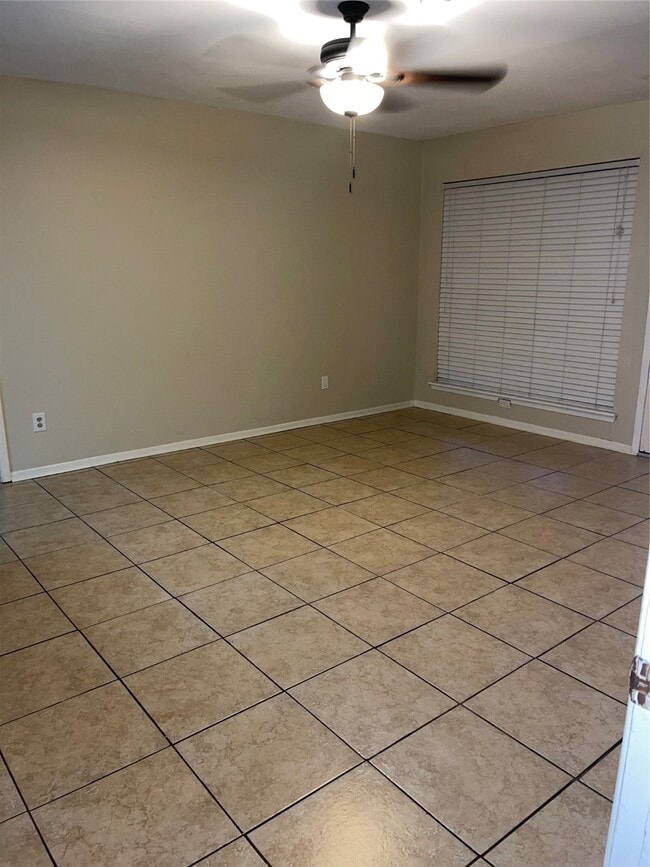 Building Photo - 4809 Oak Hollow St