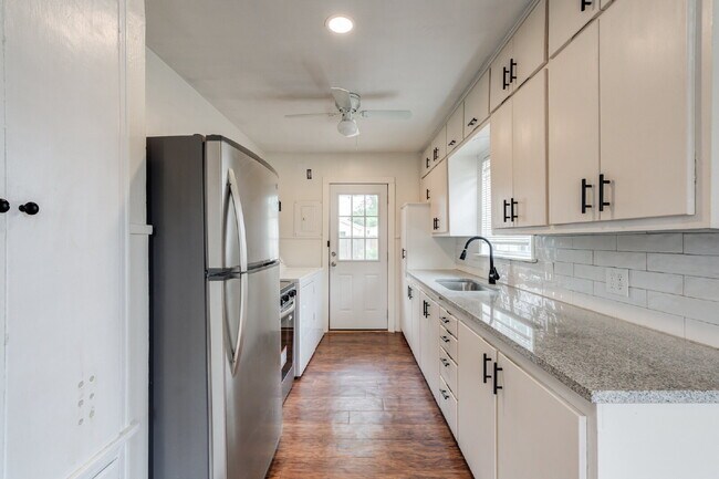 Building Photo - Wonderful updated home! 3/1!
