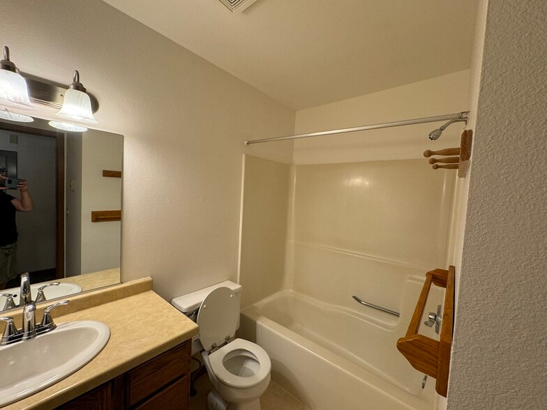 Building Photo - 2318 Meadow Ln