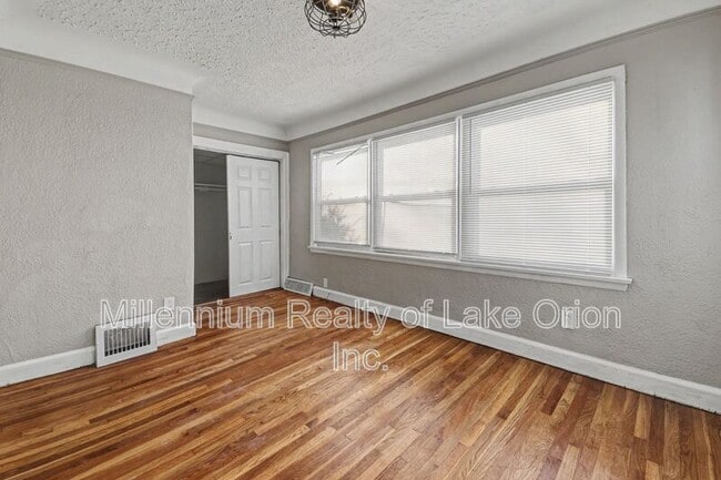 Building Photo - 419 W Iroquois Rd