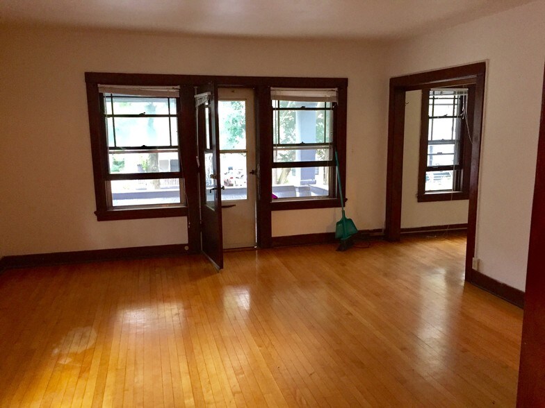 Living Room w/Entrance to Covered Porch - 1140 Jenifer St