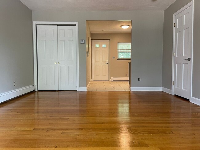 Building Photo - Older renovation but very nice layout 2 bed .  ht Hw Inc No Fee Next 1 FREE MONTH