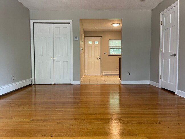 Building Photo - Spacious Top Floor 2 bed, Parking and utilities inc, Right in front of the train..  EASY CHOICE