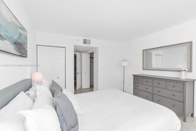 Building Photo - 1155 Brickell Bay Dr