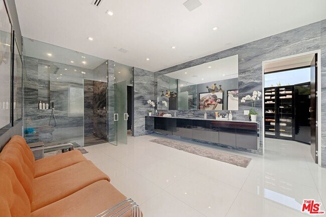 Building Photo - 9570 Sunset Blvd