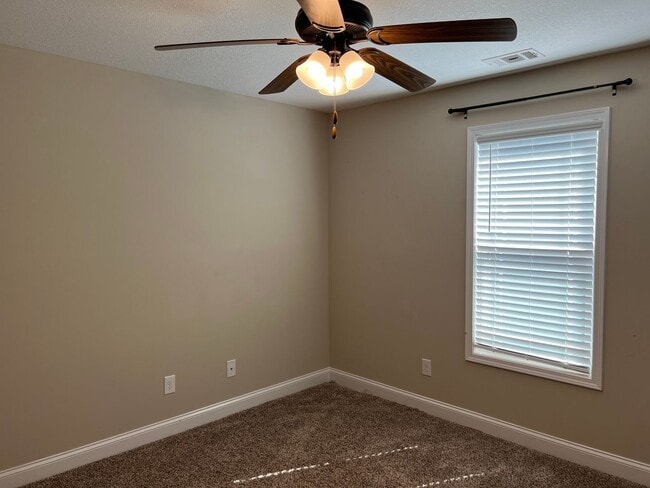 Building Photo - Beautiful Home that looks Brand New / First Full Month's Rent FREE with a 13 Month Lease!!