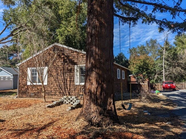 Building Photo - Stunning 1-bed, 1-bath Detached Cottage in...