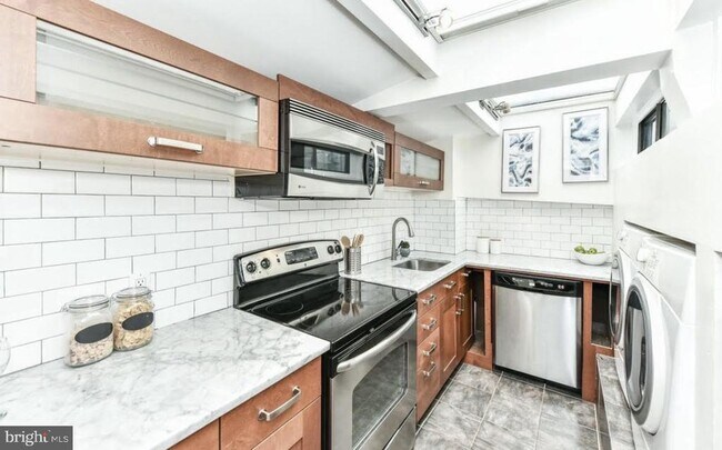 Building Photo - 2024 N St NW