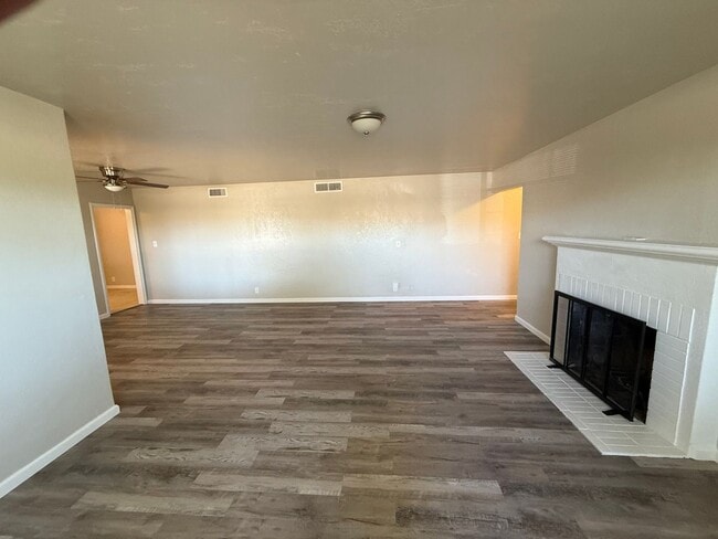 Building Photo - APPLY NOW!! 4 BEDROOM HOME!!
