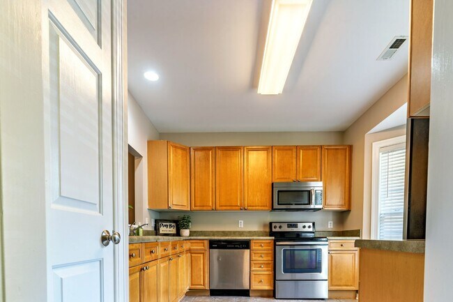 Building Photo - Move-In Ready End-Unit Townhome with Two Private Suites in the Heart of Rolesville!