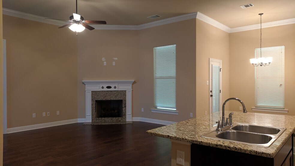 Building Photo - 742 Red Pine Dr