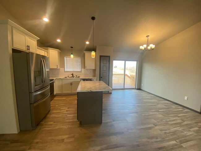 Building Photo - 4 BED | 3 BATH | TRIPLE CAR GARAGE | NEWLY...