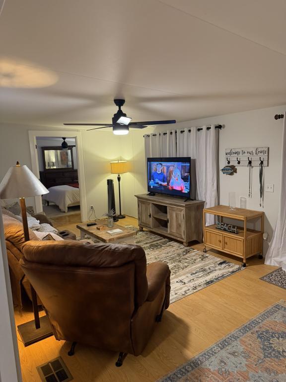 Building Photo - 1219 Thomas Dr