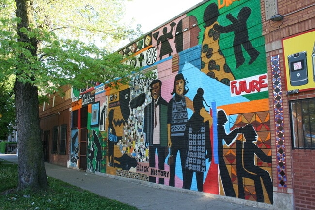 Building Photo - 5858 W Diversey Ave