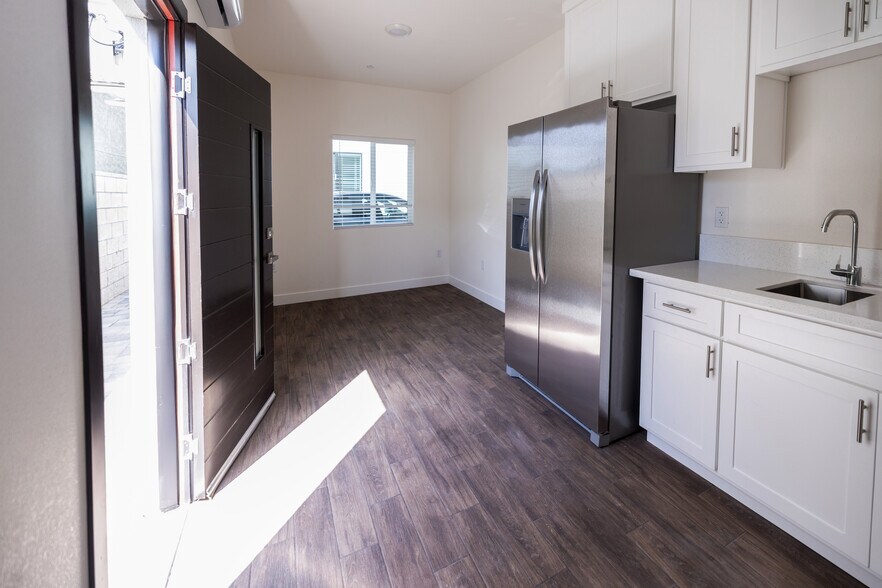 Building Photo - 1128 W 39th St