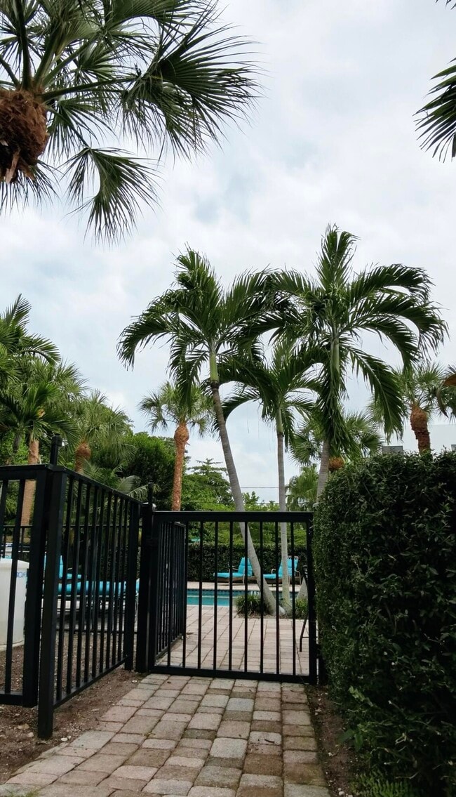 Building Photo - 1000 Palm Trail