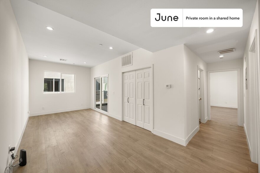 Building Photo - Private bedroom in 4 bed/4 bath Home